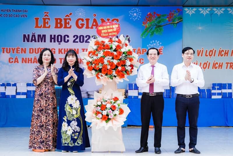 Lãnh đạo Phòng GD ĐT Huyện Thanh Oai tặng hoa chúc mừng nhà trường